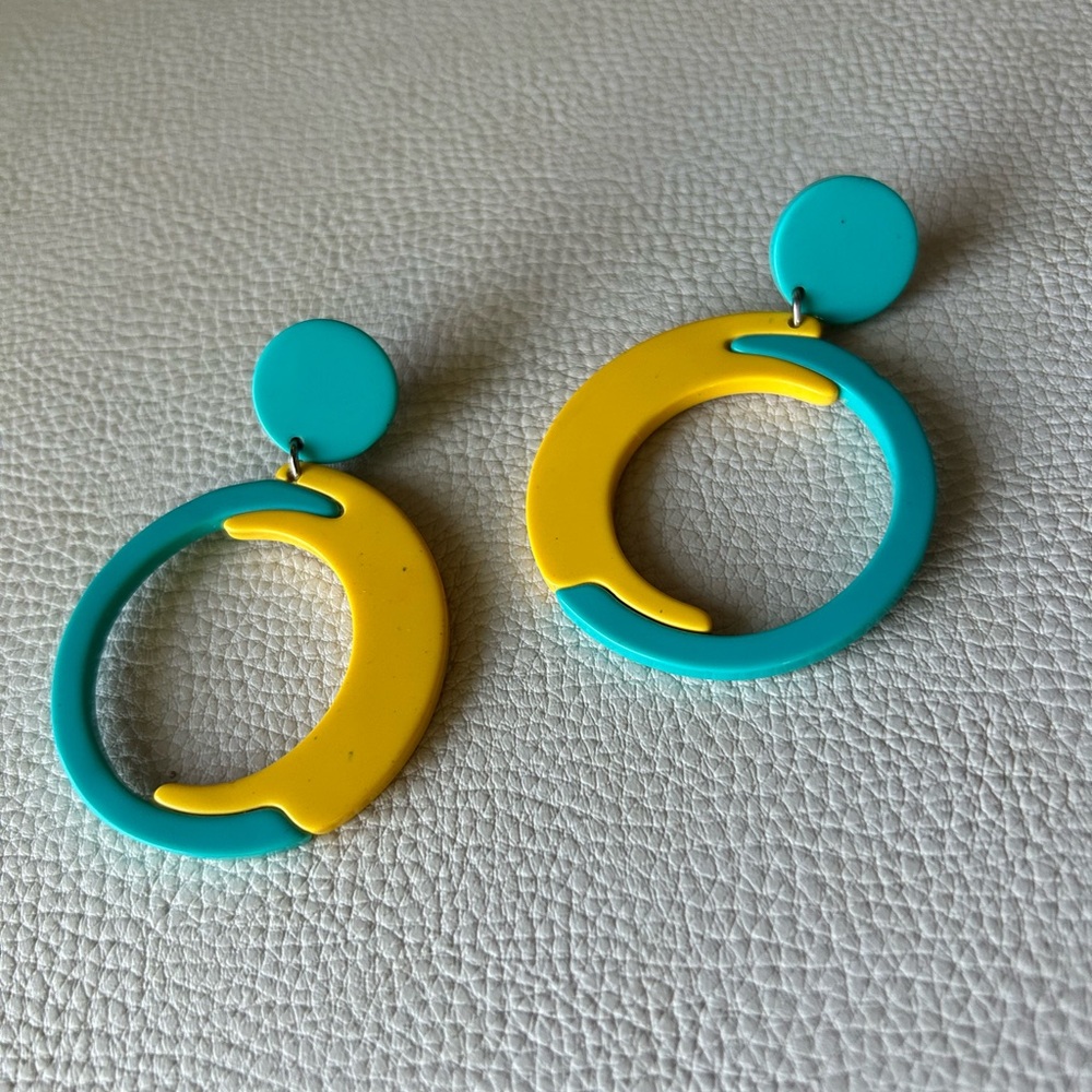 Vintage Mod Hoop Earrings - Picture 9 of 9